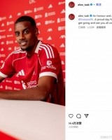 开运体育手机APP下载-伊萨克社媒晒签约照：很荣幸加盟利物浦，这是值得骄傲的一天