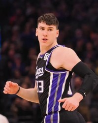 湖人签下拉拉维亚佩林卡首功：第一时间打电话敲定