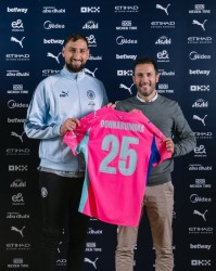 门将强援！曼城社媒晒多纳鲁马亮相照片：他来了🤩